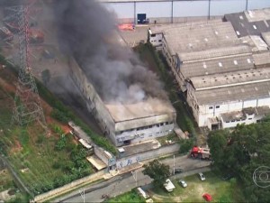 Incêndio atinge galpão de empresa. (Foto: Reprodução/TV Globo)