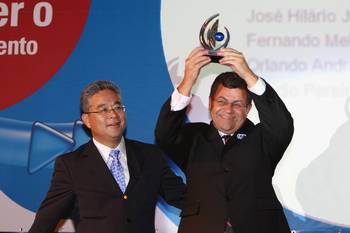 Emidio recebe das mãos de Paulo Okamoto, presidente Nacional do Sebrae, o troféu Prefeito Empreendedor