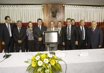 Prefeito prestigia entrega de título de cidadão osasquense a José Camargo