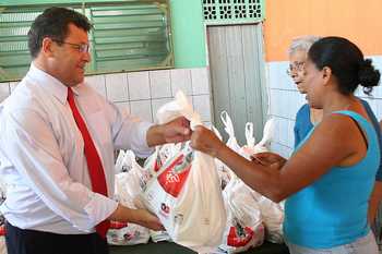 Prefeito acompanha entrega de kits de alimentos à famílias carentes da cidade