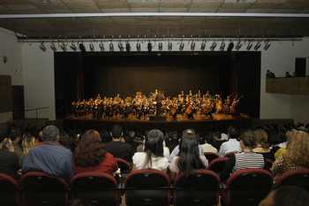 Prefeito Emidio prestigia apresentação da orquestra Jazz Sinfônica, no TMO