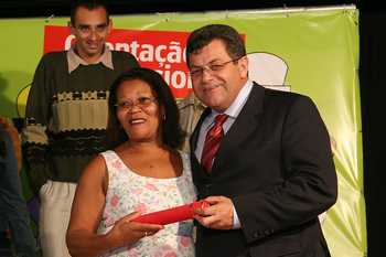 Prefeito entrega certificados da EJA com Orientação Profissional