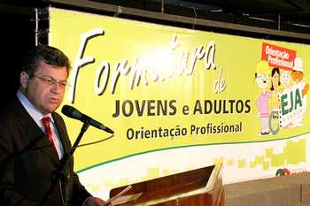 Prefeito entrega certificados da EJA com Orientação Profissional