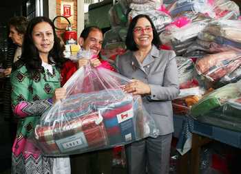 Marcia Abreu e Monica Serra entregam kits de inverno para jovens da Associação Pestalozzi