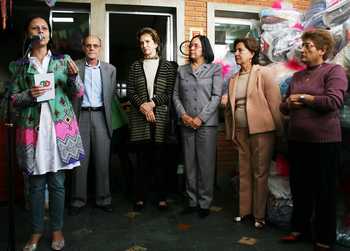 Marcia Abreu e Monica Serra entregam kits de inverno para jovens da Associação Pestalozzi