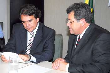 Prefeito Emidio vai a Bras?lia em busca de mais recursos para a Saúde